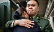 边防军人和妻子泪洒月台